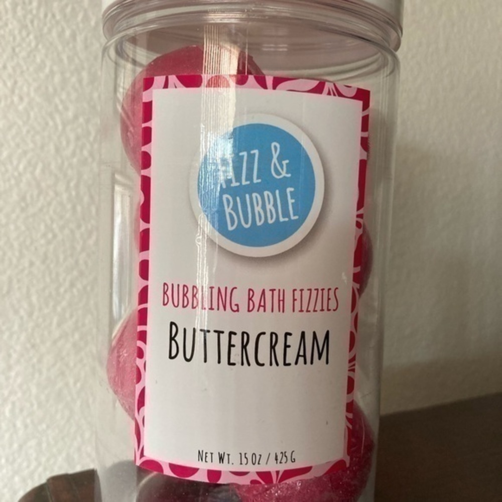 NWT Fizz & Bubble Set of 8 Bubbling Bath Fizzers in Buttercream